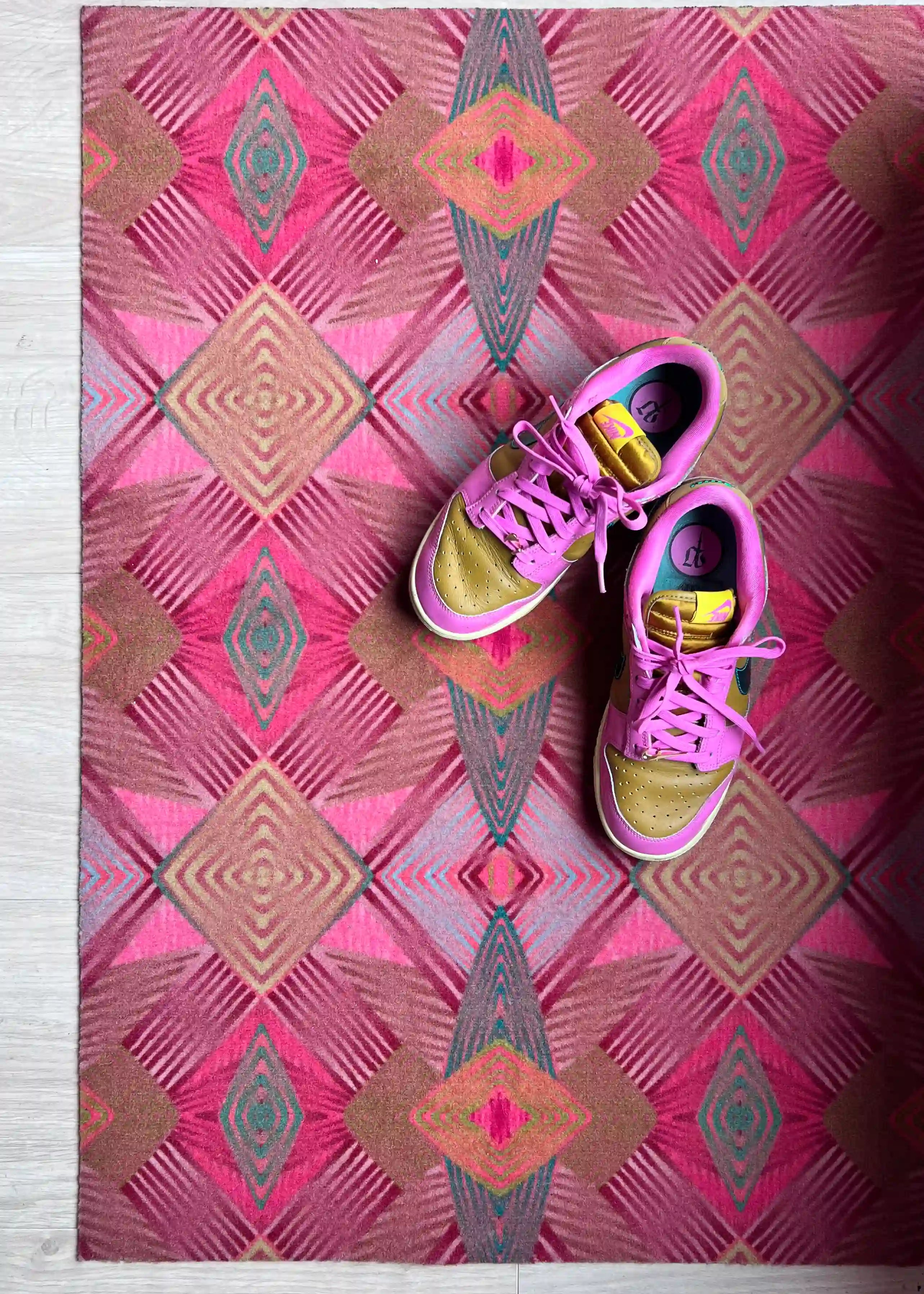 Op maat gemaakte droogloopmat Diamond in funky roze met speels diamantdesign – kleurrijke design deurmat voor binnen van Studio LilaLine