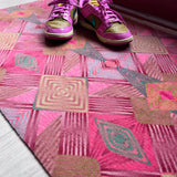 Op maat gemaakte droogloopmat Diamond in funky roze met speels diamantdesign – kleurrijke design deurmat voor binnen van Studio LilaLine