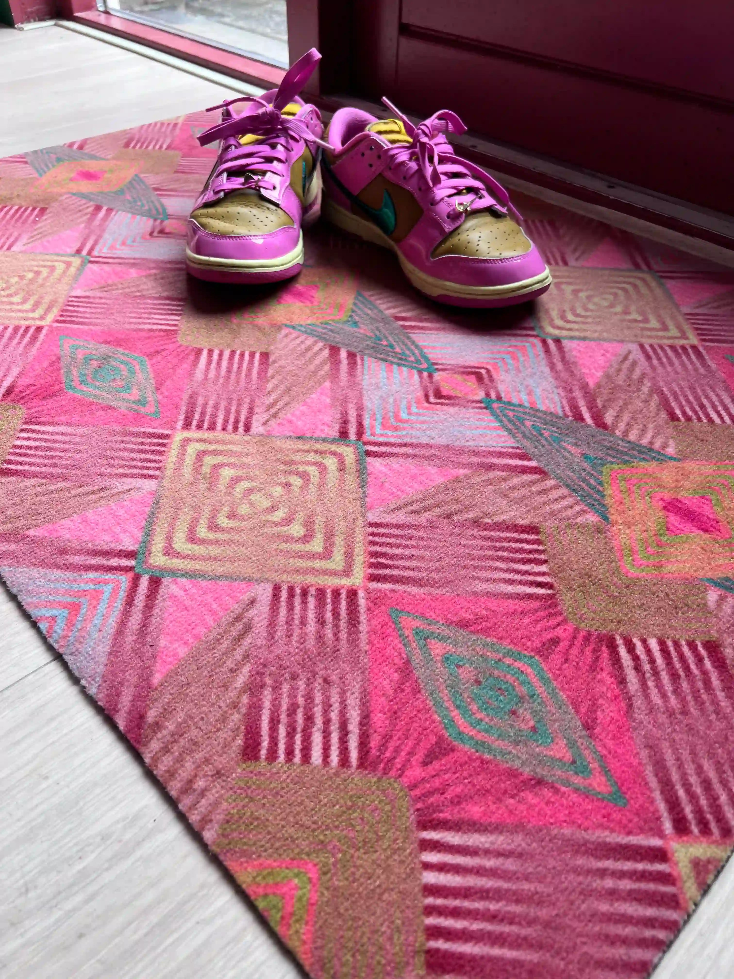 Op maat gemaakte droogloopmat Diamond in funky roze met speels diamantdesign – kleurrijke design deurmat voor binnen van Studio LilaLine