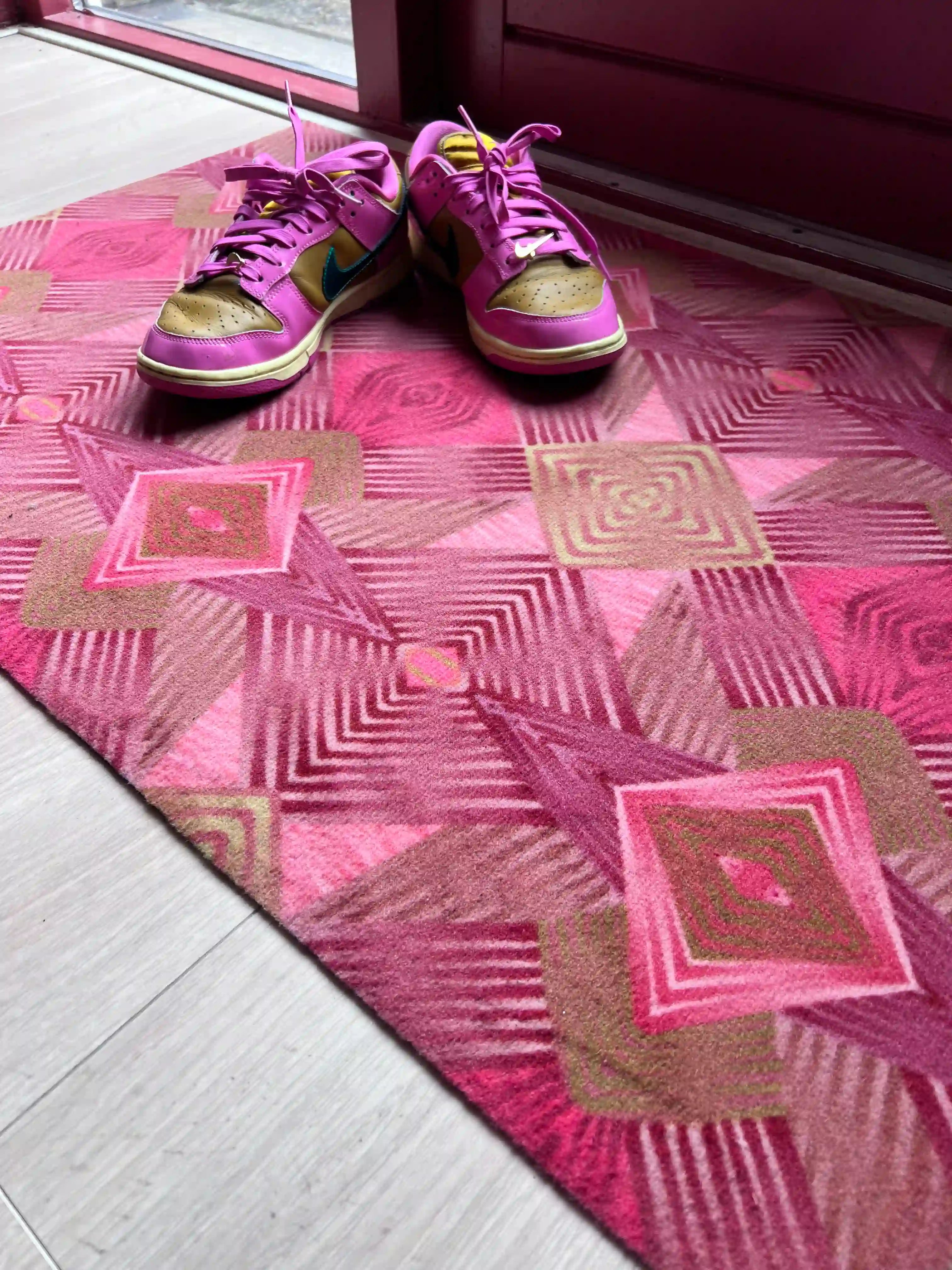 Op maat gemaakte droogloopmat Diamond in goudroze tinten met geometrisch patroon – luxe design deurmat voor binnen van Studio LilaLine