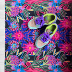 Op maat gemaakte droogloopmat Flamboyant Fiesta met flamboyante bloemenprint in roze, blauw en groen – feestelijke design deurmat voor binnen van Studio LilaLine