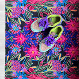 Op maat gemaakte droogloopmat Flamboyant Fiesta met flamboyante bloemenprint in roze, blauw en groen – feestelijke design deurmat voor binnen van Studio LilaLine