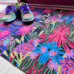 Op maat gemaakte droogloopmat Flamboyant Fiesta met flamboyante bloemenprint in roze, blauw en groen – feestelijke design deurmat voor binnen van Studio LilaLine