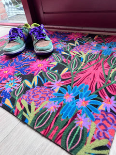 Op maat gemaakte droogloopmat Flamboyant Fiesta met flamboyante bloemenprint in roze, blauw en groen – feestelijke design deurmat voor binnen van Studio LilaLine