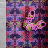 Op maat gemaakte droogloopmat Flowers in Disguise met abstract bloemenpatroon in paars, groen en roze – kunstzinnige design deurmat voor binnen van Studio LilaLine