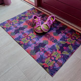 Op maat gemaakte droogloopmat Flowers in Disguise met abstract bloemenpatroon in paars, groen en roze – kunstzinnige design deurmat voor binnen van Studio LilaLine