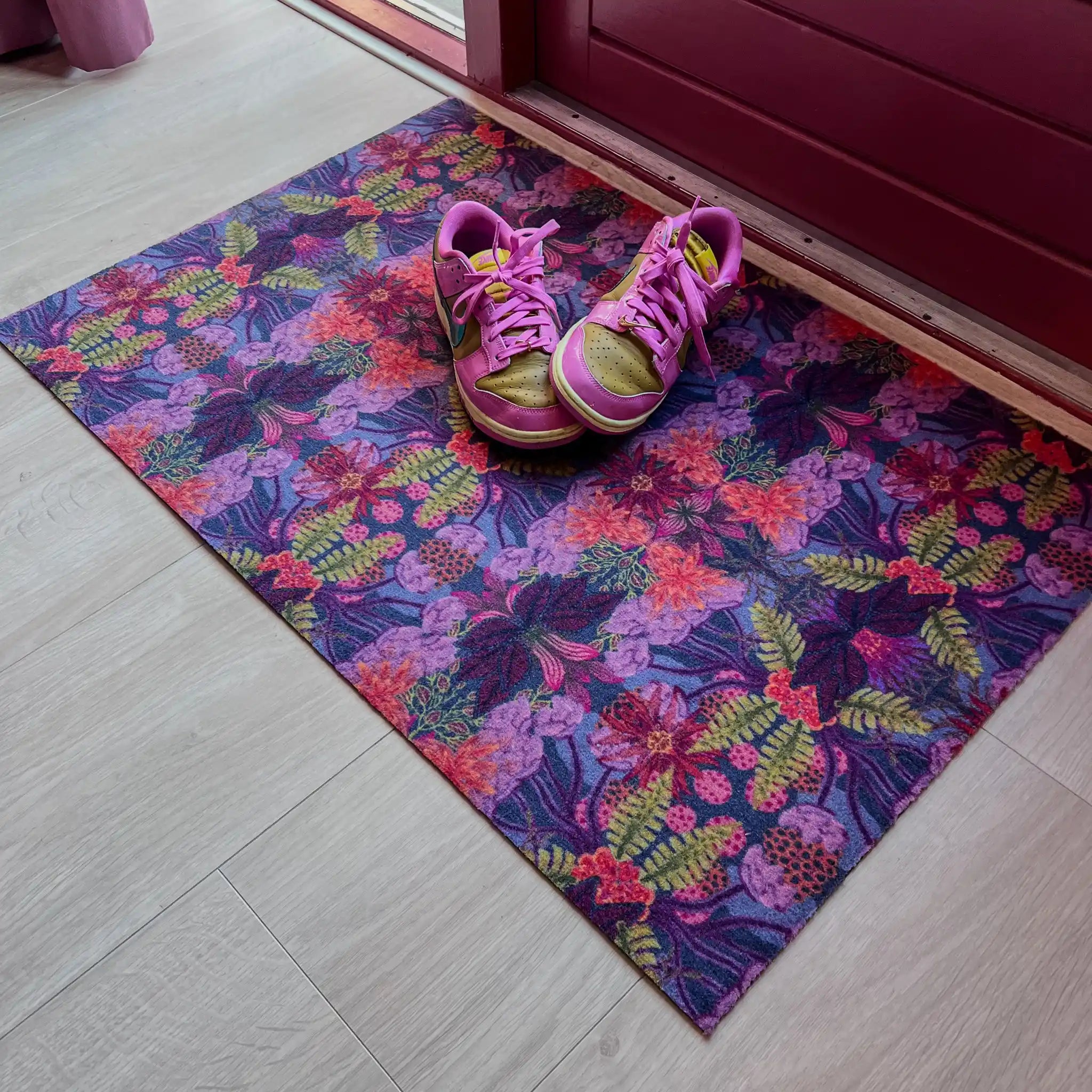 Op maat gemaakte droogloopmat Flowers in Disguise met abstract bloemenpatroon in paars, groen en roze – kunstzinnige design deurmat voor binnen van Studio LilaLine