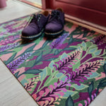 Op maat gemaakte droogloopmat Foxglove met vingerhoedskruid in groen, paars en roze – botanische design deurmat voor binnen van Studio LilaLine