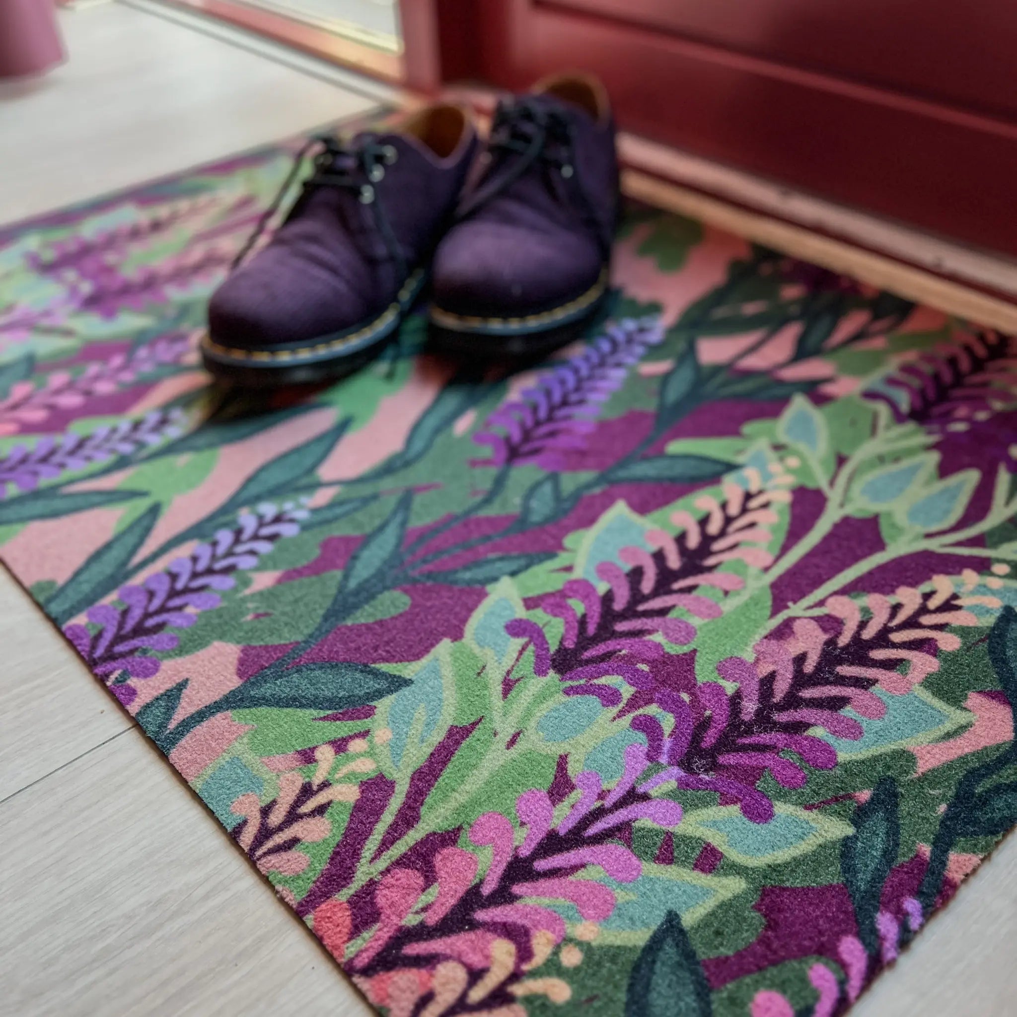 Op maat gemaakte droogloopmat Foxglove met vingerhoedskruid in groen, paars en roze – botanische design deurmat voor binnen van Studio LilaLine
