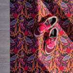 Droogloopmat en deurmat van Studio LilaLine met een speelse herfstprint in paars, oranje en blauw – het ontwerp toont abstracte bladeren, eikels en kastanjes in vrolijke kleuren die doen denken aan een funky boswandeling. De mat is slijtvast en neemt goed vocht op, en geeft je entree een warme, kleurrijke herfstvibe. Perfect voor binnen of een beschut buitentje.