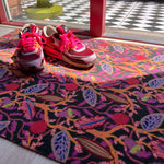 Droogloopmat en deurmat van Studio LilaLine met een speelse herfstprint in paars, oranje en blauw – het ontwerp toont abstracte bladeren, eikels en kastanjes in vrolijke kleuren die doen denken aan een funky boswandeling. De mat is slijtvast en neemt goed vocht op, en geeft je entree een warme, kleurrijke herfstvibe. Perfect voor binnen of een beschut buitentje.