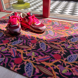 Droogloopmat en deurmat van Studio LilaLine met een speelse herfstprint in paars, oranje en blauw – het ontwerp toont abstracte bladeren, eikels en kastanjes in vrolijke kleuren die doen denken aan een funky boswandeling. De mat is slijtvast en neemt goed vocht op, en geeft je entree een warme, kleurrijke herfstvibe. Perfect voor binnen of een beschut buitentje.