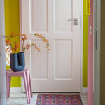 Op maat gemaakte droogloopmat Funky Town met grafisch patroon in sepia, roze en blauw – retro design deurmat voor binnen van Studio LilaLine