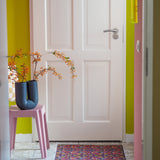 Op maat gemaakte droogloopmat Funky Town met grafisch patroon in sepia, roze en blauw – retro design deurmat voor binnen van Studio LilaLine