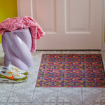 Op maat gemaakte droogloopmat Funky Town met grafisch patroon in sepia, roze en blauw – retro design deurmat voor binnen van Studio LilaLine