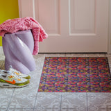 Op maat gemaakte droogloopmat Funky Town met grafisch patroon in sepia, roze en blauw – retro design deurmat voor binnen van Studio LilaLine