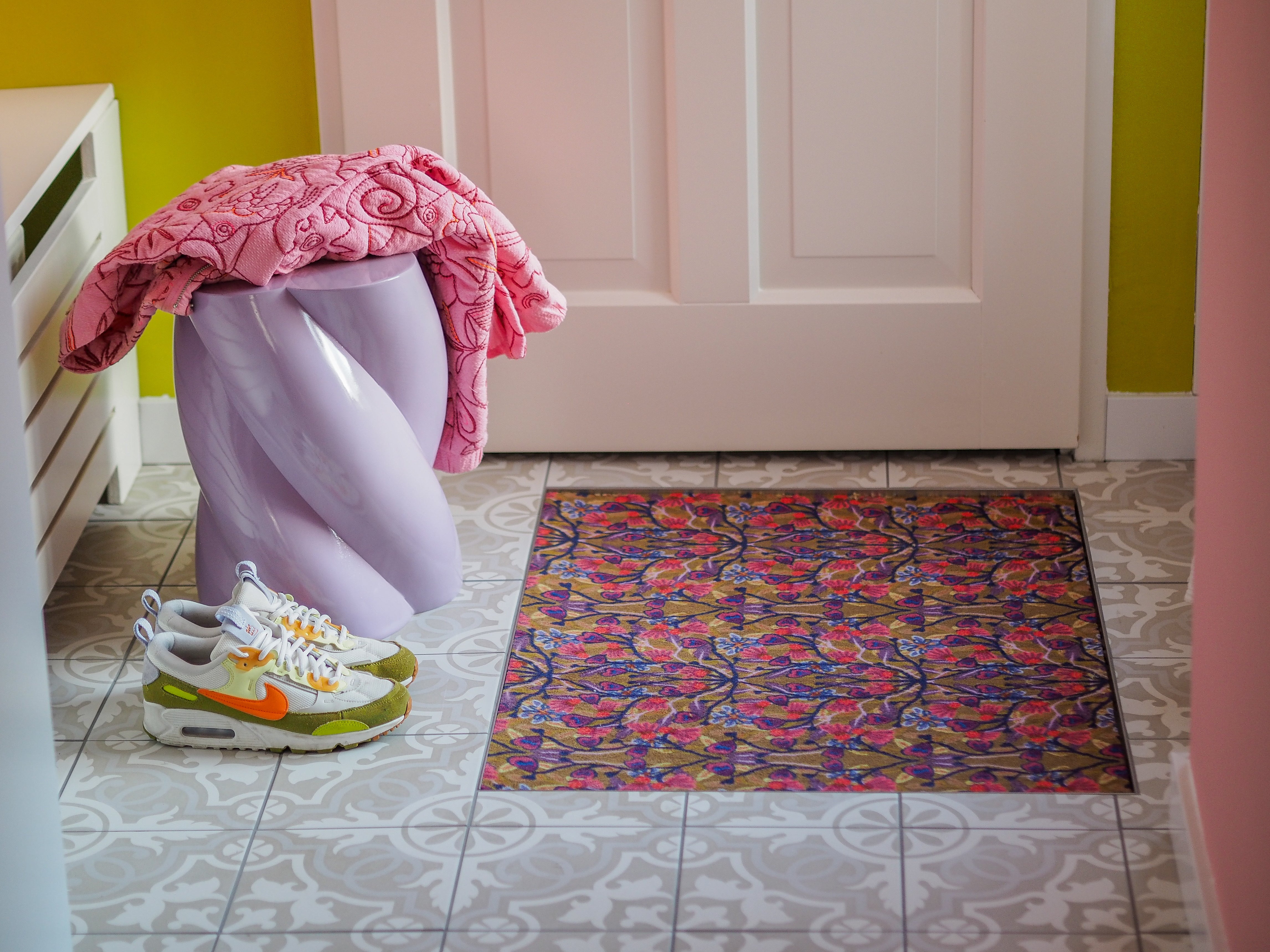Op maat gemaakte droogloopmat Funky Town met grafisch patroon in sepia, roze en blauw – retro design deurmat voor binnen van Studio LilaLine