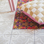 Op maat gemaakte droogloopmat Funky Town met grafisch patroon in sepia, roze en blauw – retro design deurmat voor binnen van Studio LilaLine