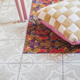 Op maat gemaakte droogloopmat Funky Town met grafisch patroon in sepia, roze en blauw – retro design deurmat voor binnen van Studio LilaLine
