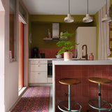 Op maat gemaakte droogloopmat Funky Town met grafisch patroon in sepia, roze en blauw – retro design deurmat voor binnen van Studio LilaLine