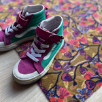 Op maat gemaakte droogloopmat Funky Town met grafisch patroon in sepia, roze en blauw – retro design deurmat voor binnen van Studio LilaLine