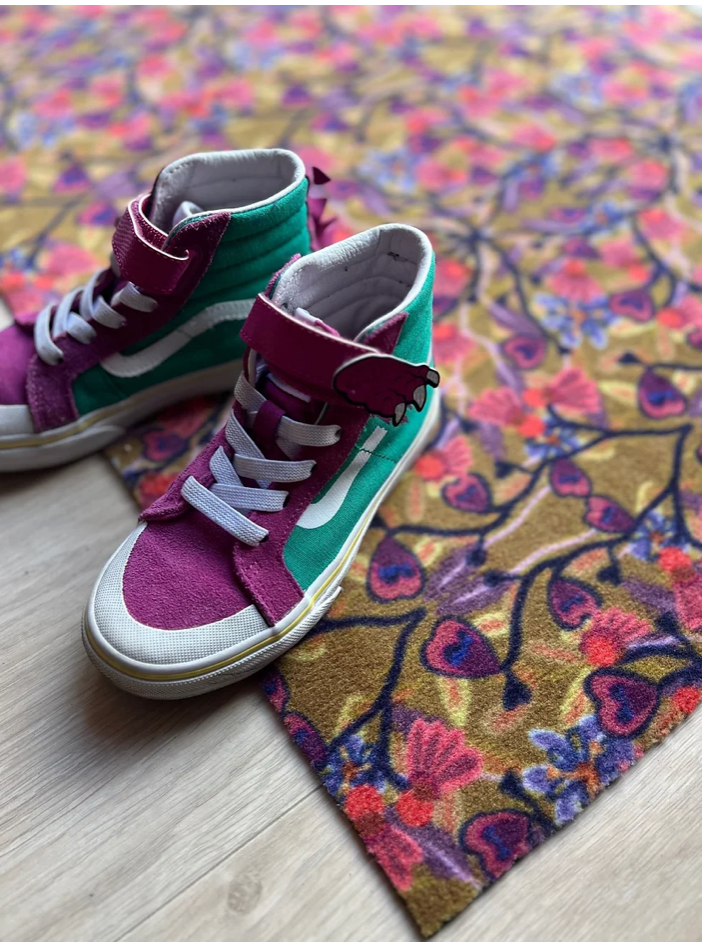 Op maat gemaakte droogloopmat Funky Town met grafisch patroon in sepia, roze en blauw – retro design deurmat voor binnen van Studio LilaLine