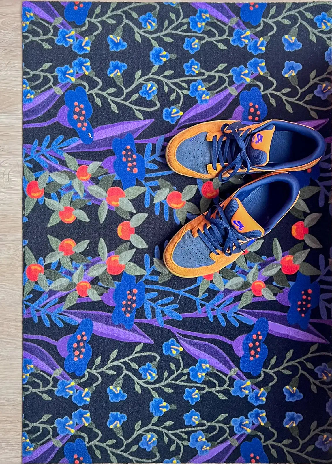 Op maat gemaakte droogloopmat Gooseberry in zwart en blauw met gestileerde bessenprint – grafische design deurmat voor binnen van Studio LilaLine