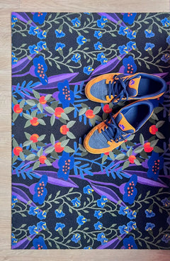 Op maat gemaakte droogloopmat Gooseberry in zwart en blauw met gestileerde bessenprint – grafische design deurmat voor binnen van Studio LilaLine
