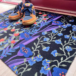 Op maat gemaakte droogloopmat Gooseberry in zwart en blauw met gestileerde bessenprint – grafische design deurmat voor binnen van Studio LilaLine