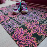 Op maat gemaakte droogloopmat Grow Your Own Way met bloemen en bladeren in groen, roze en oranje – botanische design deurmat voor binnen van Studio LilaLine