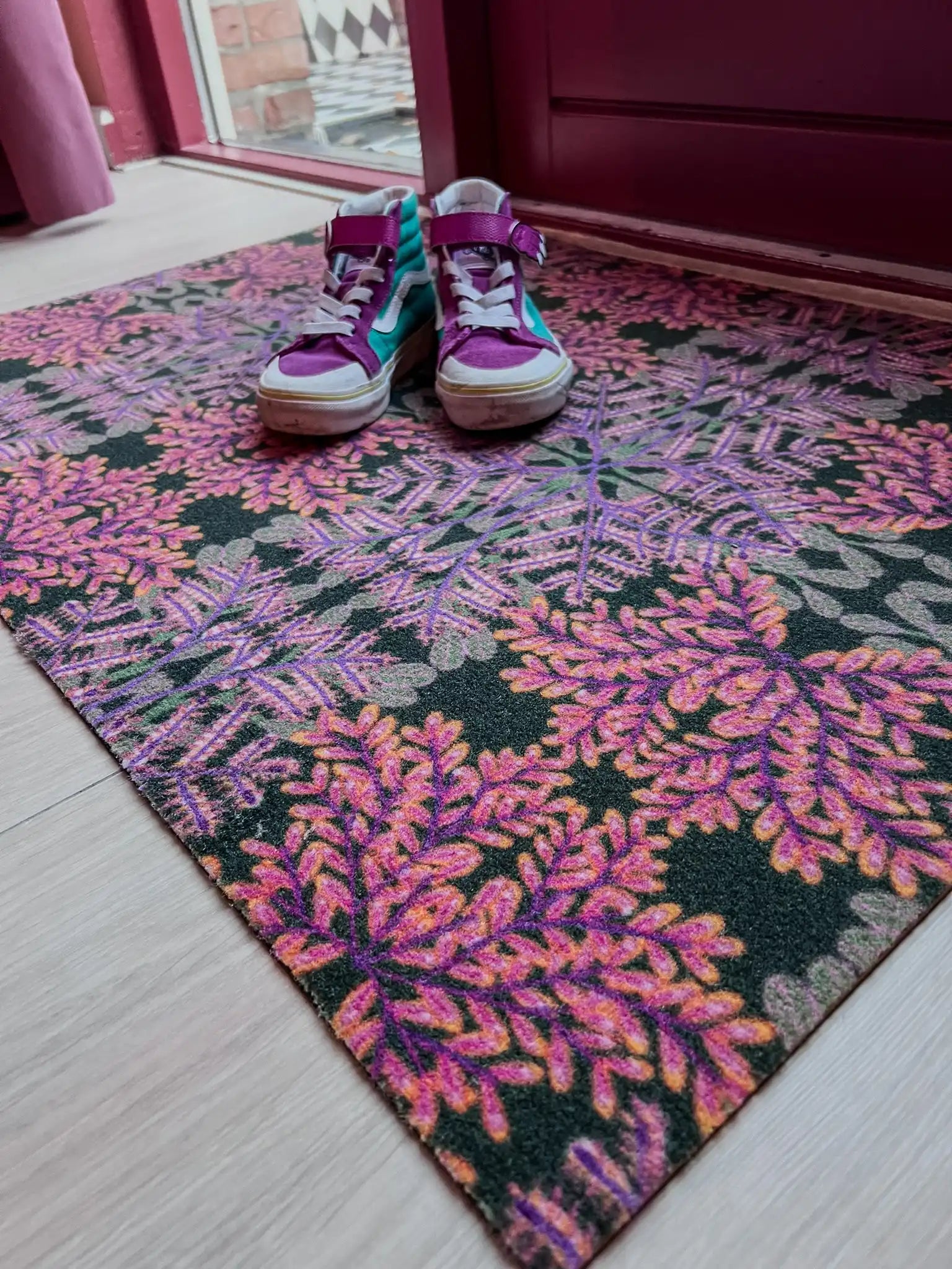Op maat gemaakte droogloopmat Grow Your Own Way met bloemen en bladeren in groen, roze en oranje – botanische design deurmat voor binnen van Studio LilaLine
