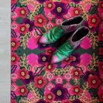 Op maat gemaakte droogloopmat Happy Flowers met bloemenprint in roze en groen – vrolijke design deurmat voor binnen van Studio LilaLine