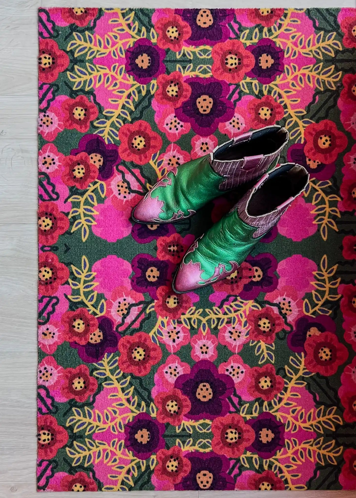 Op maat gemaakte droogloopmat Happy Flowers met bloemenprint in roze en groen – vrolijke design deurmat voor binnen van Studio LilaLine