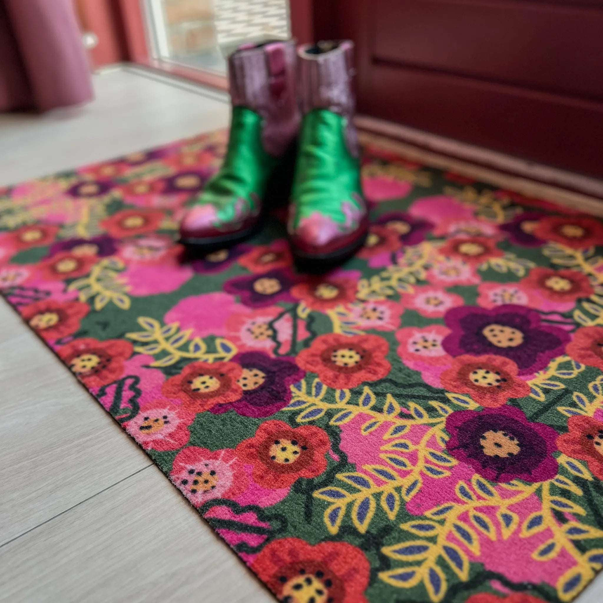 Op maat gemaakte droogloopmat Happy Flowers met bloemenprint in roze en groen – vrolijke design deurmat voor binnen van Studio LilaLine