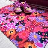Op maat gemaakte droogloopmat Joyful Flower in roze met bloemenprint – kleurrijke design deurmat voor binnen van Studio LilaLine