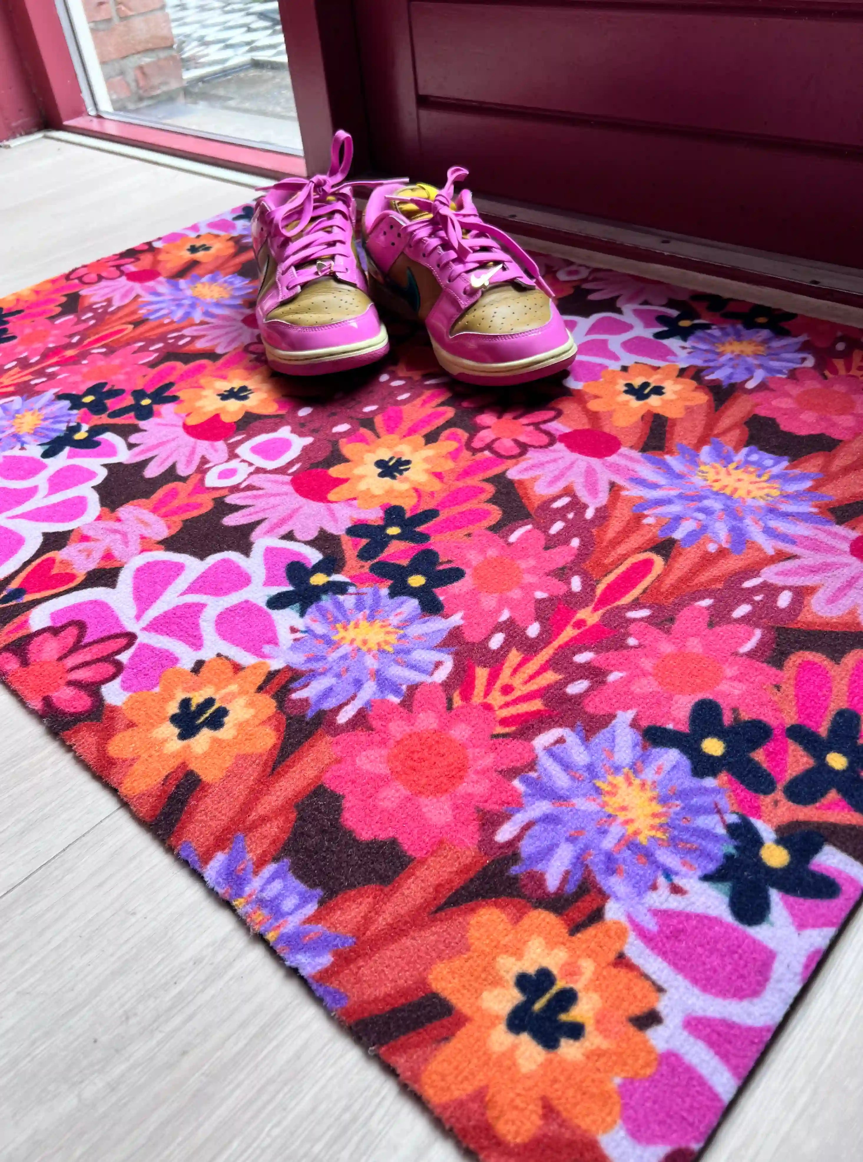 Op maat gemaakte droogloopmat Joyful Flower in roze met bloemenprint – kleurrijke design deurmat voor binnen van Studio LilaLine