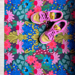 Op maat gemaakte droogloopmat Joyful Flower in groen met speelse bloemenprint – vrolijke design deurmat voor binnen van Studio LilaLine