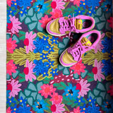 Op maat gemaakte droogloopmat Joyful Flower in groen met speelse bloemenprint – vrolijke design deurmat voor binnen van Studio LilaLine