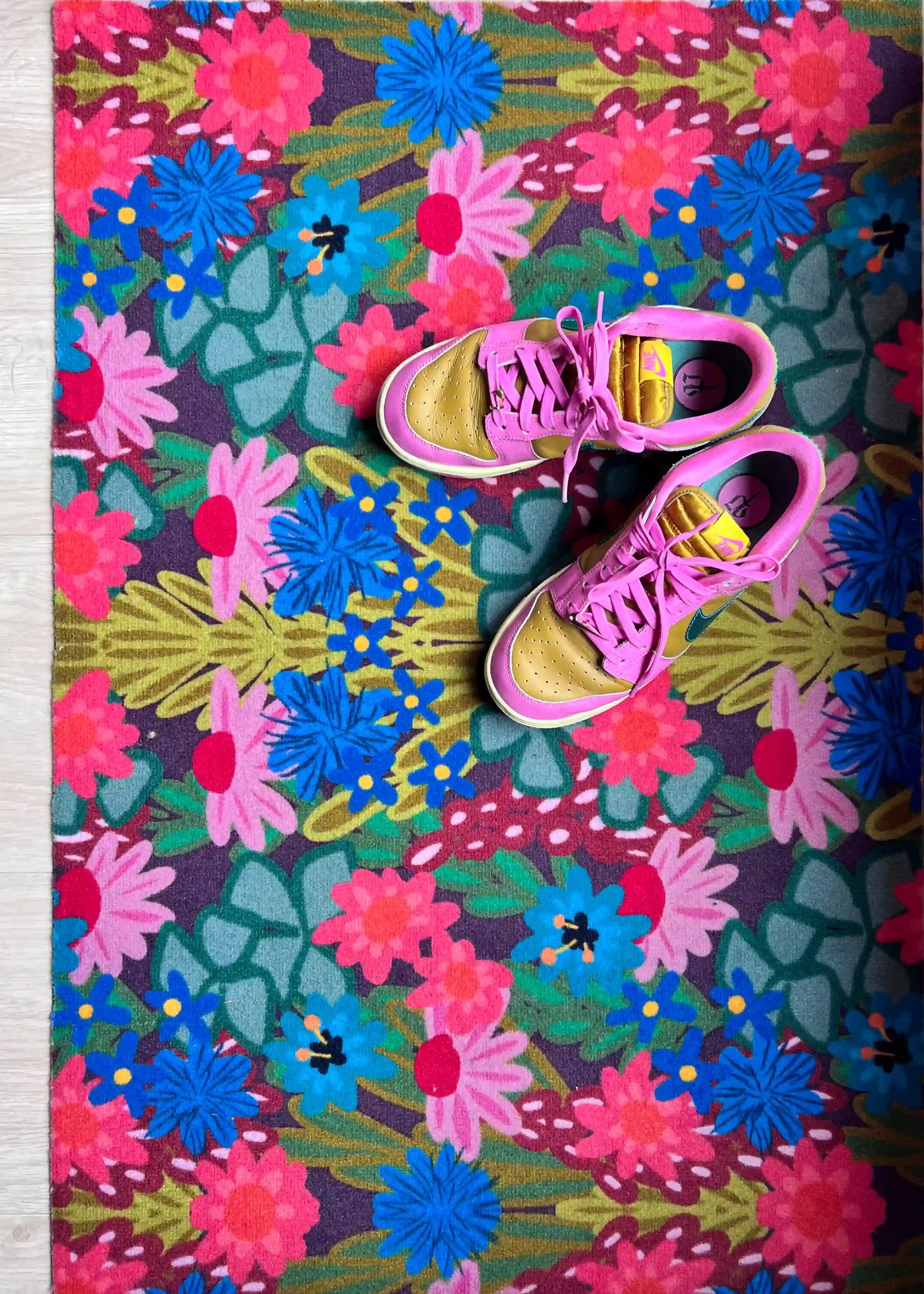Op maat gemaakte droogloopmat Joyful Flower in groen met speelse bloemenprint – vrolijke design deurmat voor binnen van Studio LilaLine