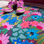 Op maat gemaakte droogloopmat Joyful Flower in groen met speelse bloemenprint – vrolijke design deurmat voor binnen van Studio LilaLine