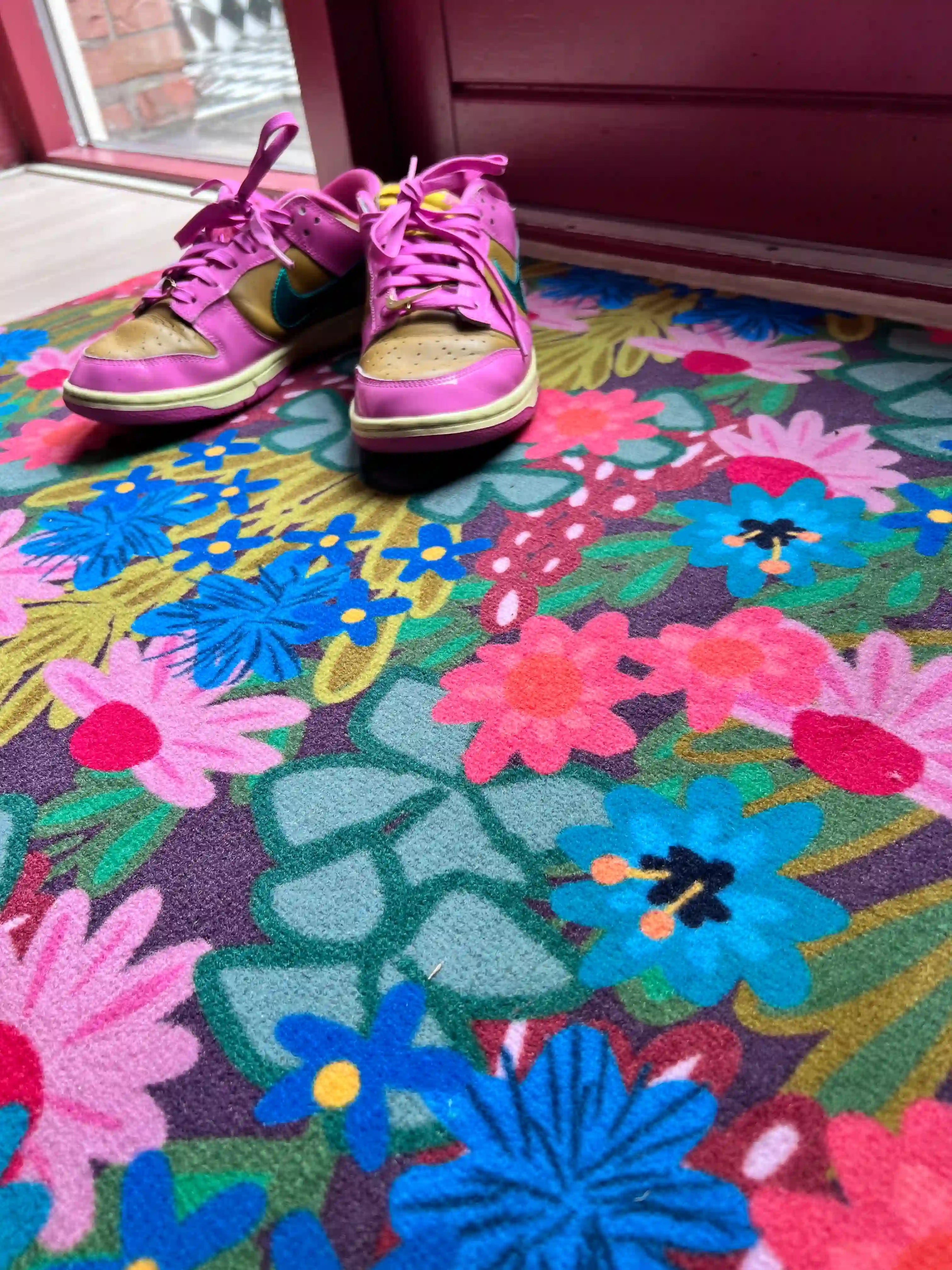 Op maat gemaakte droogloopmat Joyful Flower in groen met speelse bloemenprint – vrolijke design deurmat voor binnen van Studio LilaLine