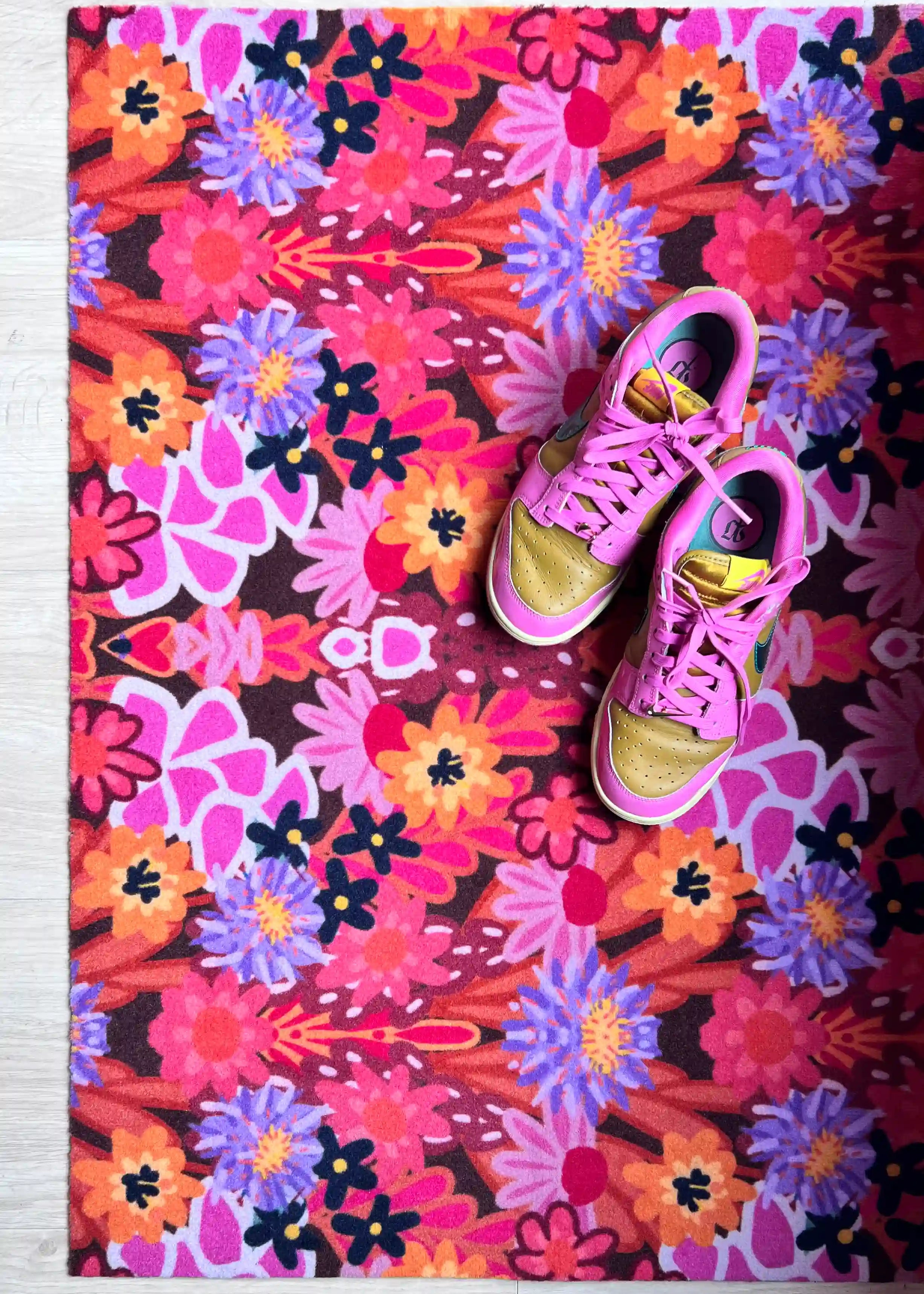 Op maat gemaakte droogloopmat Joyful Flower in roze met bloemenprint – kleurrijke design deurmat voor binnen van Studio LilaLine