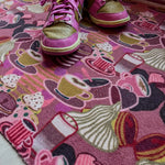 Op maat gemaakte droogloopmat Koffie doen? in roze met speelse koffiekopjesprint – gezellige design deurmat voor binnen van Studio LilaLine