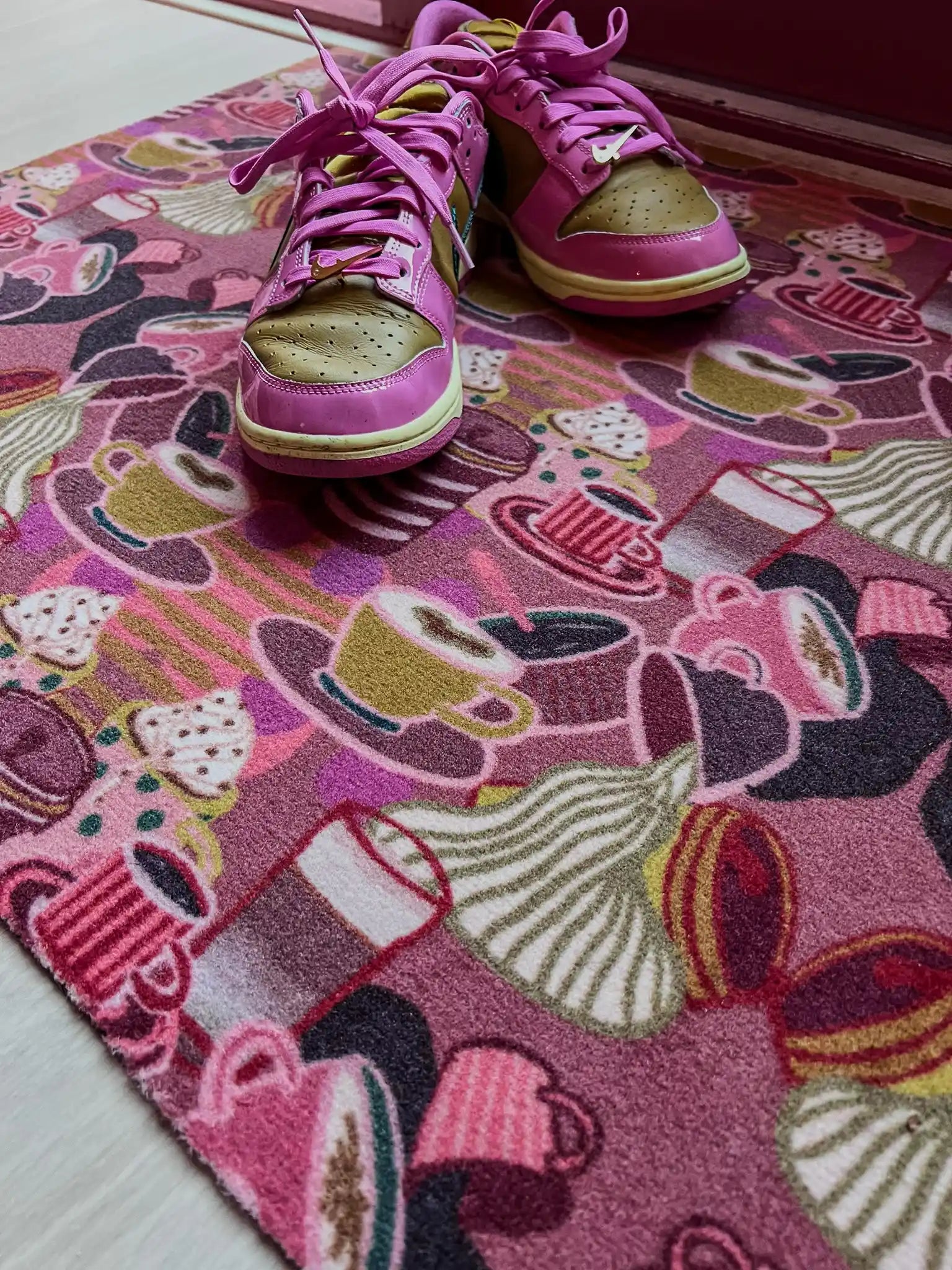 Op maat gemaakte droogloopmat Koffie doen? in roze met speelse koffiekopjesprint – gezellige design deurmat voor binnen van Studio LilaLine