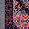 Droogloopmat en deurmat van Studio LilaLine met een vrolijke print geïnspireerd op een lieveheersbeestje, in opvallende tinten oranje en blauw – het ontwerp combineert ronde vormen met een speels patroon dat direct opvalt in je hal. De mat is slijtvast, neemt goed vocht op en brengt een kleurrijke, opgewekte sfeer in huis.