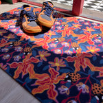 Droogloopmat en deurmat van Studio LilaLine met een vrolijke print geïnspireerd op een lieveheersbeestje, in opvallende tinten oranje en blauw – het ontwerp combineert ronde vormen met een speels patroon dat direct opvalt in je hal. De mat is slijtvast, neemt goed vocht op en brengt een kleurrijke, opgewekte sfeer in huis.