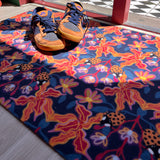 Droogloopmat en deurmat van Studio LilaLine met een vrolijke print geïnspireerd op een lieveheersbeestje, in opvallende tinten oranje en blauw – het ontwerp combineert ronde vormen met een speels patroon dat direct opvalt in je hal. De mat is slijtvast, neemt goed vocht op en brengt een kleurrijke, opgewekte sfeer in huis.