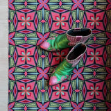 Op maat gemaakte droogloopmat Let’s Dance in the Sixties in funky groen met retroprint – speelse design deurmat voor binnen van Studio LilaLine