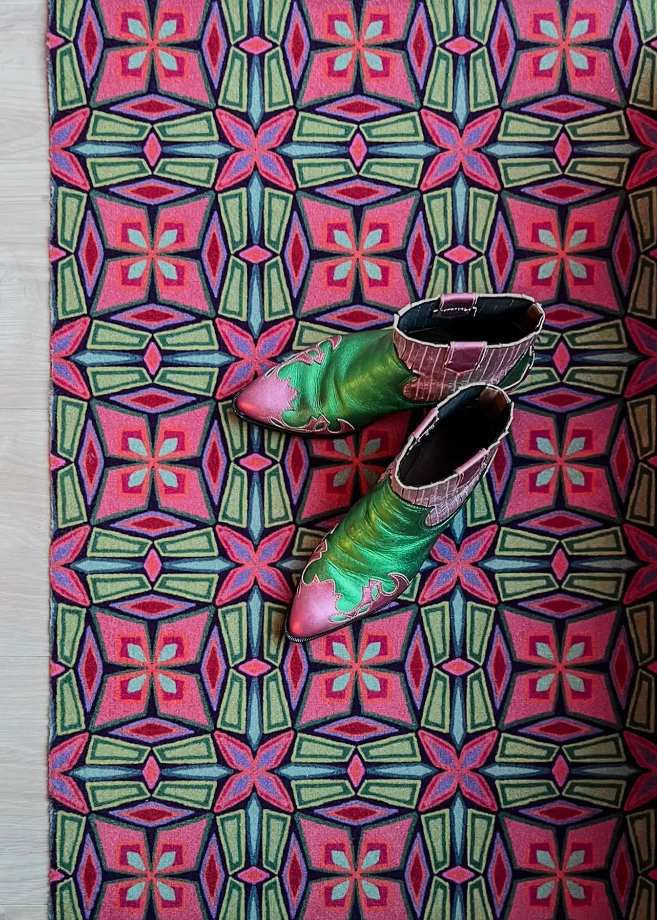 Op maat gemaakte droogloopmat Let’s Dance in the Sixties in funky groen met retroprint – speelse design deurmat voor binnen van Studio LilaLine