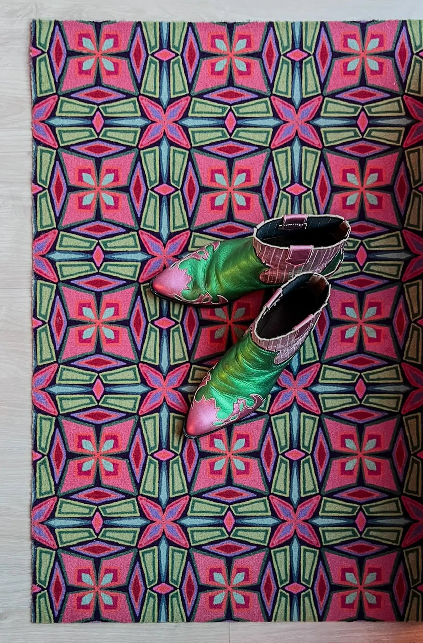 Op maat gemaakte droogloopmat Let’s Dance in the Sixties in funky groen met retroprint – speelse design deurmat voor binnen van Studio LilaLine